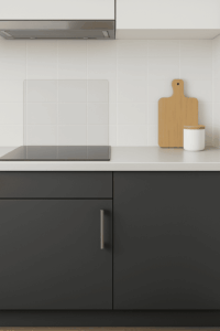 Saubere matte Küchenfront mit Schutzmaßnahmen wie einer Spritzschutz-Folie