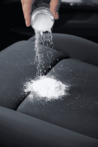 Fettflecken aus Autositzen entfernen mit Babypuder als Sofortmaßnahme.