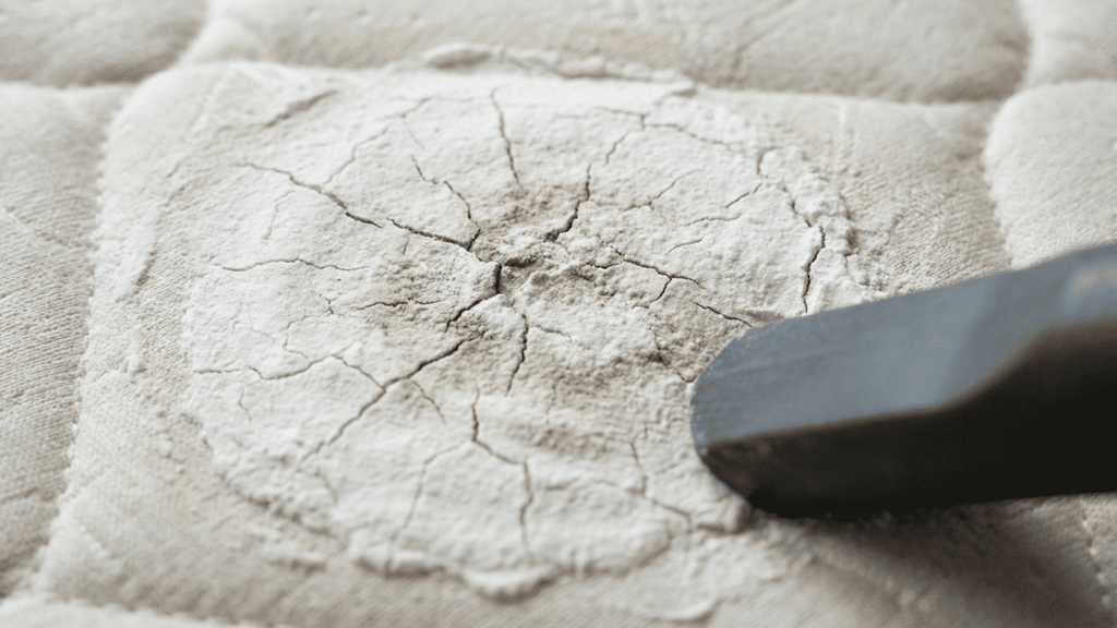 Blutflecken aus der Matratze mit einer Natron-Paste entfernen.