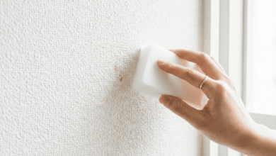 Reinigung einer weißen Rauhfasertapete mit einem Schmutzradierer zur Entfernung von Blutflecken.