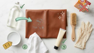 Stockflecken auf Leder entfernen – Übersicht der empfohlenen Mittel: Essigwasser im Verhältnis 1:1, weiches Tuch, Lederpflegecreme und Bürste. Backpulver ist durchgestrichen, da es Leder beschädigt.