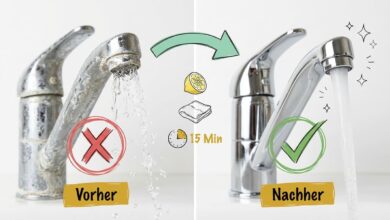 Kalk am Wasserhahn entfernen – Vorher-Nachher-Vergleich: Links stark verkalkter Wasserhahn mit Kalkablagerungen (rotes X), rechts glänzender, sauberer Chromhahn nach Behandlung (grüner Haken). Methode: Zitrone, Tuch und 15 Minuten Einwirkzeit.