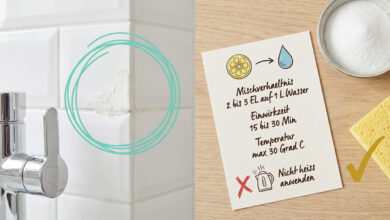 Kalk von Fliesen entfernen – verkalkte weiße Badfliesen neben Armatur mit Anleitung: Zitronensäure 2–3 EL auf 1 Liter Wasser, Einwirkzeit 15–30 Minuten, Temperatur max. 30 Grad. Nicht heiß anwenden. Dazu Zitronensäure-Schale und gelber Schwamm.