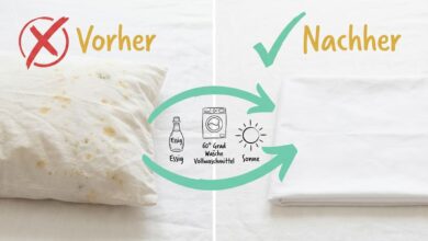 Stockflecken entfernen – Vorher-Nachher-Vergleich: Links weißes Kopfkissen mit braunen und dunklen Stockflecken (rotes X), rechts sauberes, gefaltetes Kissen nach Behandlung (grüner Haken). Drei Schritte: Essig, 60-Grad-Wäsche mit Vollwaschmittel, Sonne.